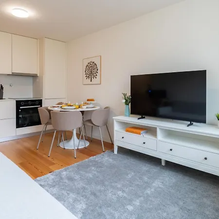 Modern & Bright Flat In Cedofeita By Hostwise Порту