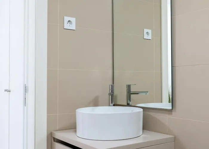 Modern & Bright Flat In Cedofeita By Hostwise * פורטו